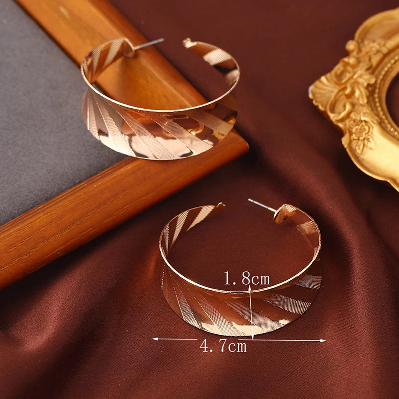 Personalized and exaggerated C-shaped earrings jewelry, women's large earrings, exquisite three-dimensional twill earrings