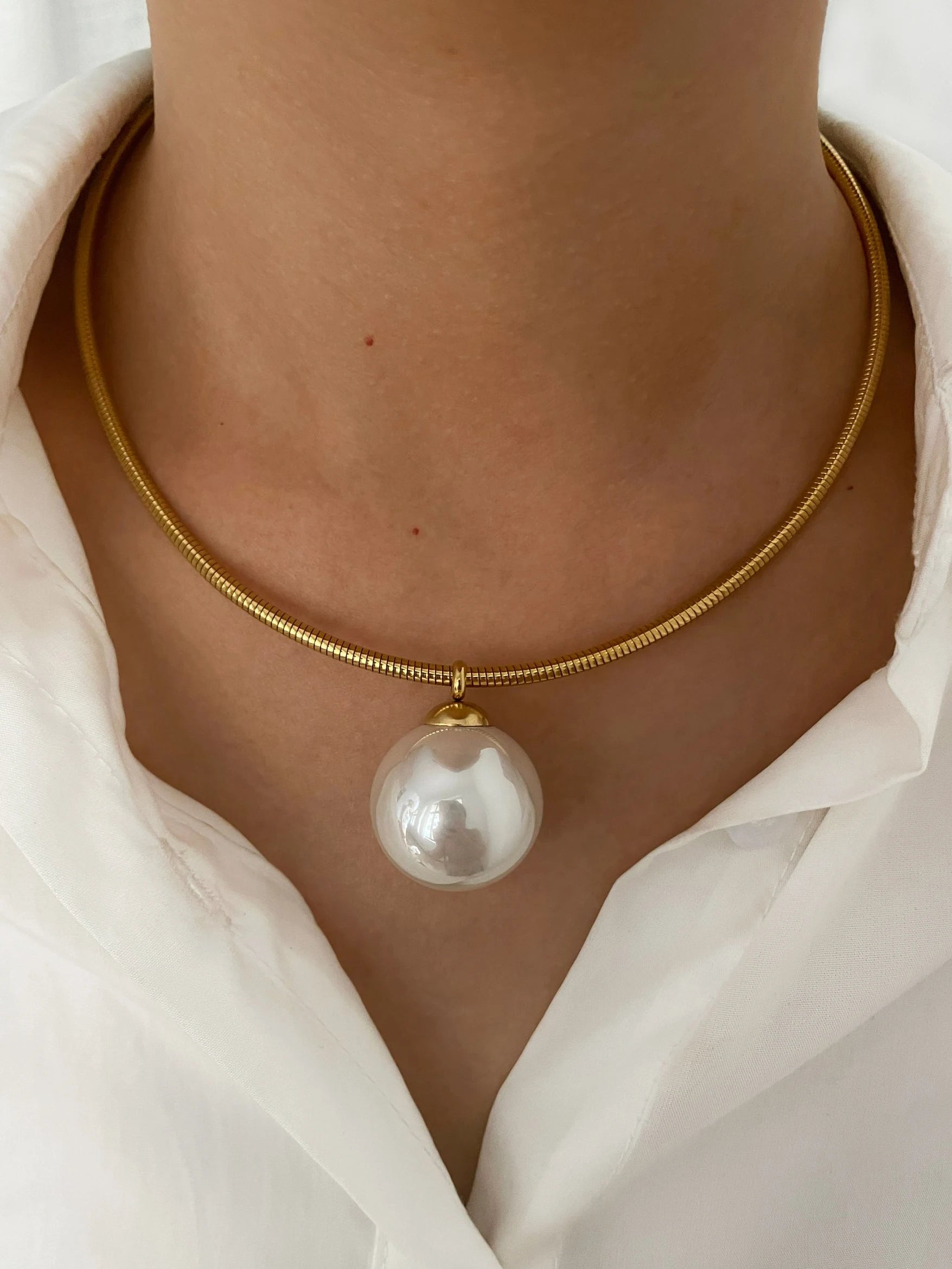Peri'sbox Simple Imitation Pearl Globular Pendant Necklace for Women Stainless Steel Gold Plated Non-fade Hip-Hop Trendy Jewelry