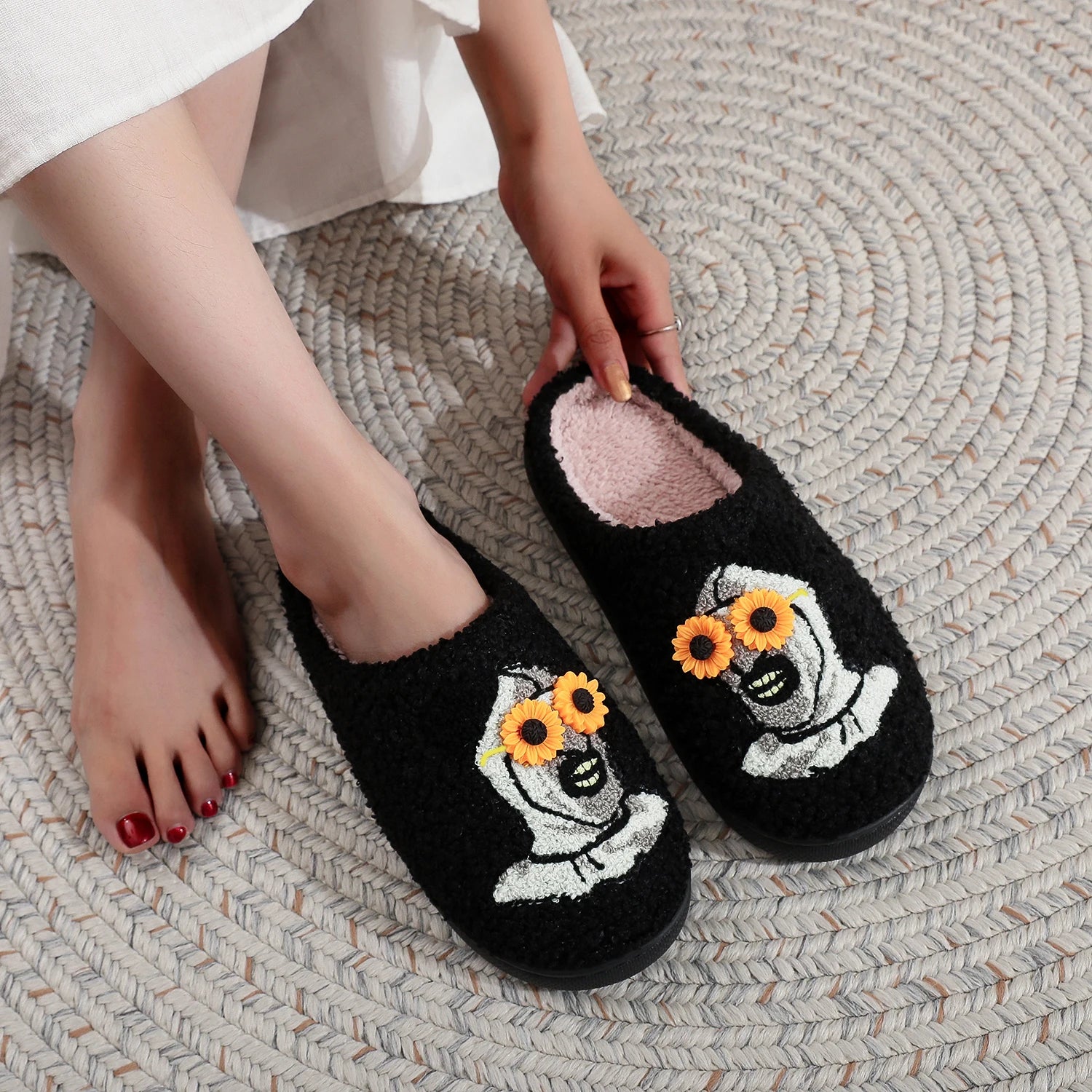 A Pair of Black Halloween Horror Atlantis Clown Pattern Embroidered Plush Home Thick-Soled Comfortable Autumn and Winter Fur Slippers, Dark Punk Stylish Warm Non-Slip Indoor Slippers for Men and Women, a Great Choice for Gift