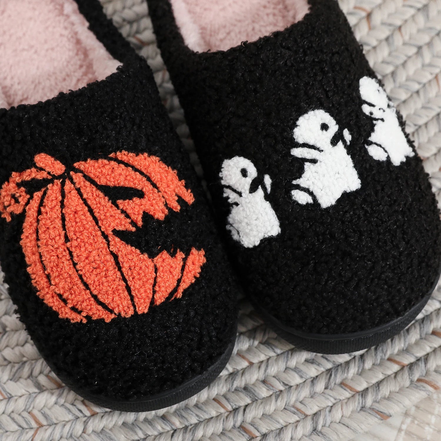 A Pair of Black Halloween Horror Atmosphere Pumpkin Ghost Pattern Embroidered Plush Home Thick-Soled Comfortable Fur Slippers Personalized Warm Non-Slip Indoor Slippers Autumn and Winter Gifts for Men and Women to Wear