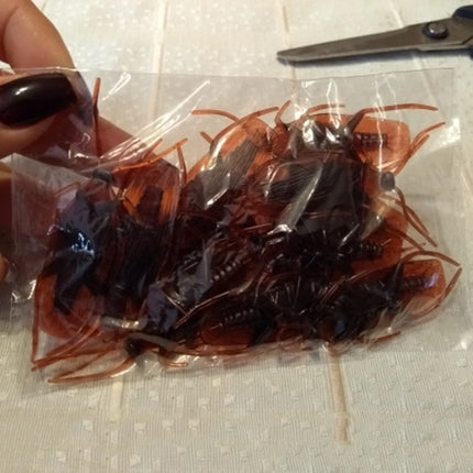 Artificial Fake Roaches Novelty Cockroach trick Prop Scary Insects Realistic Plastic Bugs Funny Halloween Party Spoof Decoration