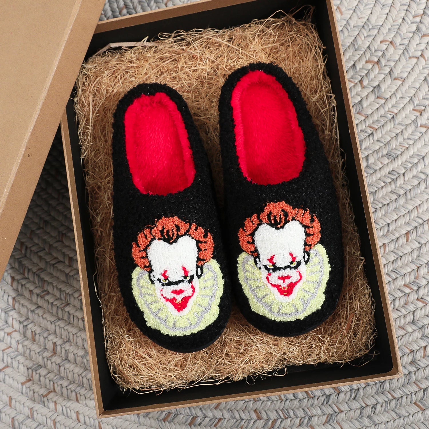 A Pair of Black Halloween Horror Clown Pattern Embroidered Plush Home Thick-Soled Comfortable Autumn and Winter Fur Slippers, Dark Punk Stylish Warm Non-Slip Indoor Slippers for Men and Women That Can Wear Slip-On Slippers