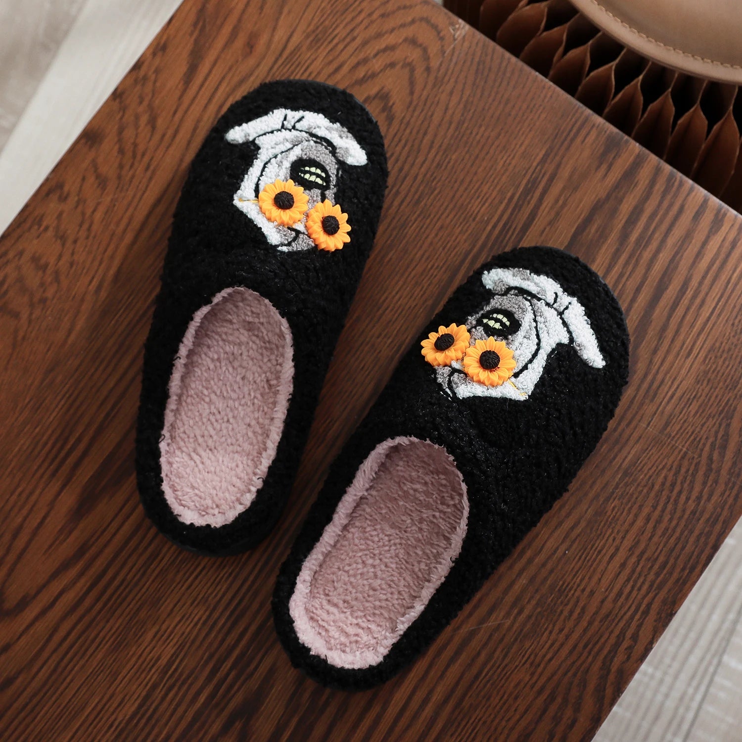 A Pair of Black Halloween Horror Atlantis Clown Pattern Embroidered Plush Home Thick-Soled Comfortable Autumn and Winter Fur Slippers, Dark Punk Stylish Warm Non-Slip Indoor Slippers for Men and Women, a Great Choice for Gift