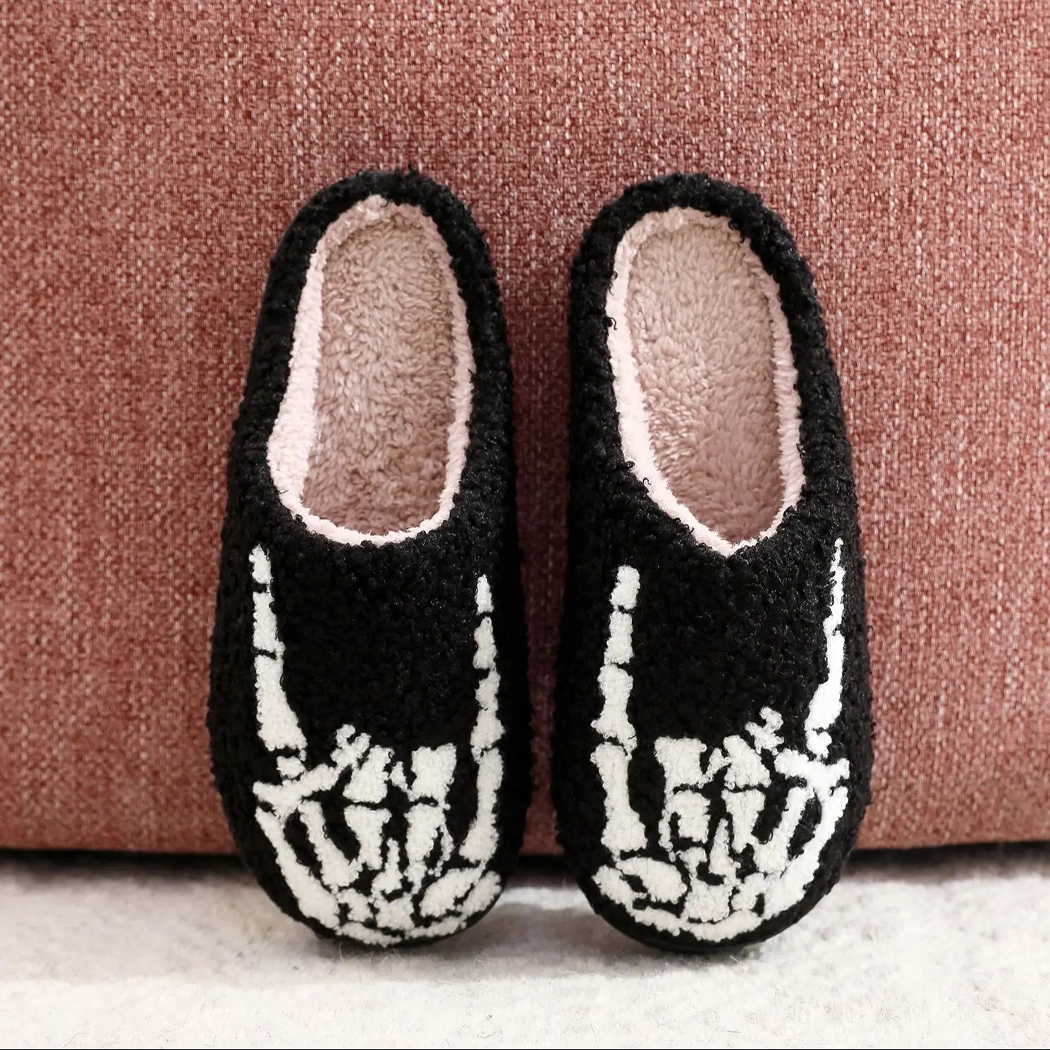 Skull Finger Pattern Skull Embroider Plush Home Thick-Soled Comfortable Woolen Cotton Slippers Rock Finger Warm Non-Slip Indoor Slippers for Men and Women Halloween Gifts